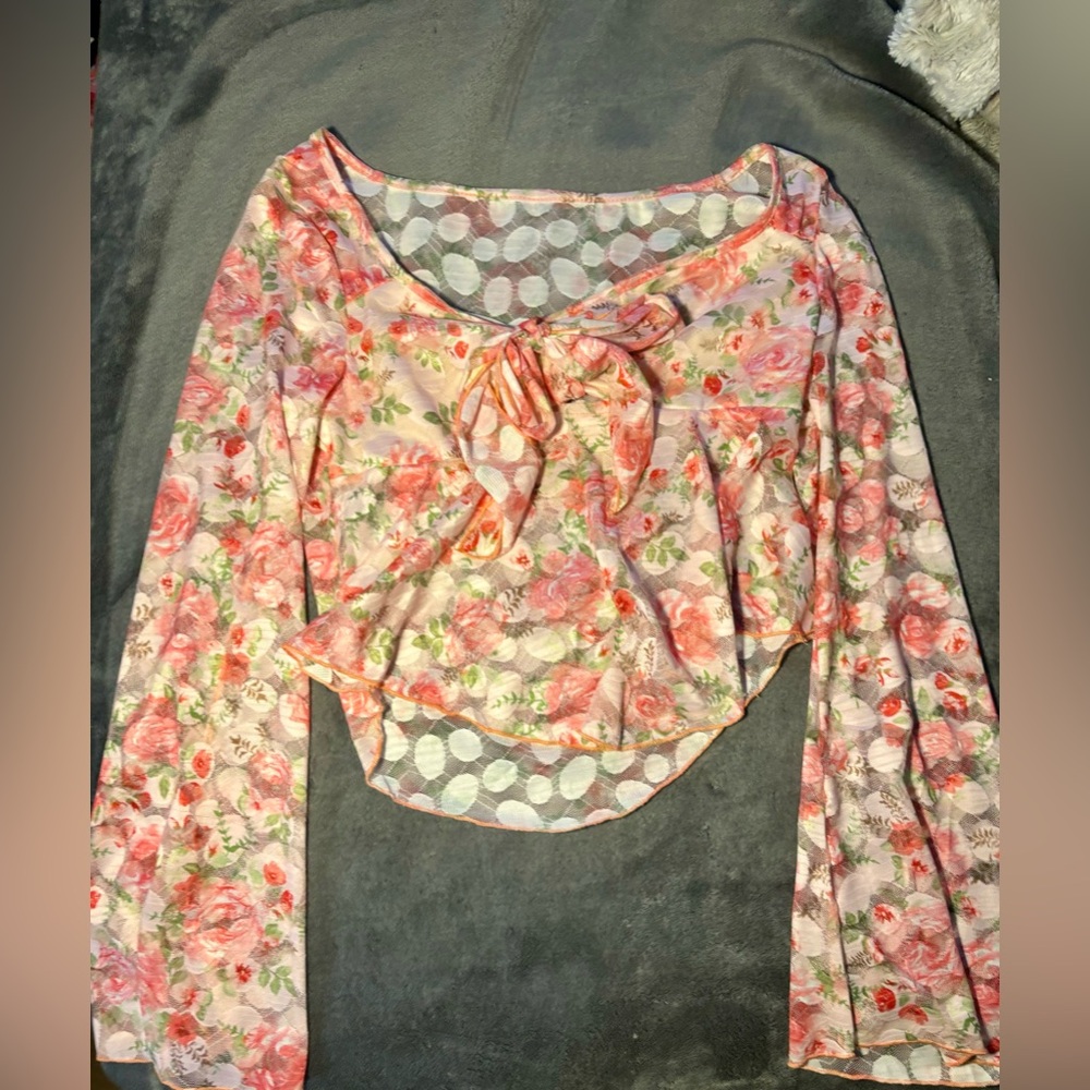 I am selling this lacey floral top that would be perfect for the summer🩷